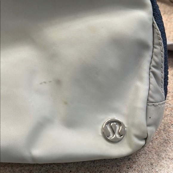 Lululemon Athletica Gray Belt Bag with Sleek Design - Picture 3 of 13